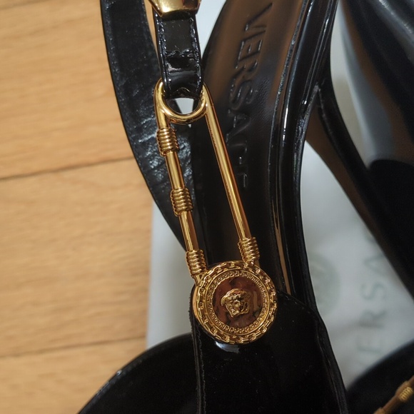 NEW VERSACE SAFETY PIN PATENT LEATHER SLINGBACK PUMPS - Picture 9 of 11